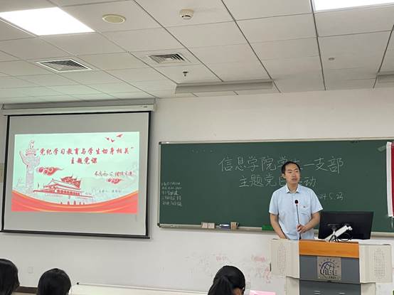 一群人站在屏幕前
描述已自动生成