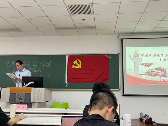 图片包含 室内, 人, 男人, 天花板
描述已自动生成